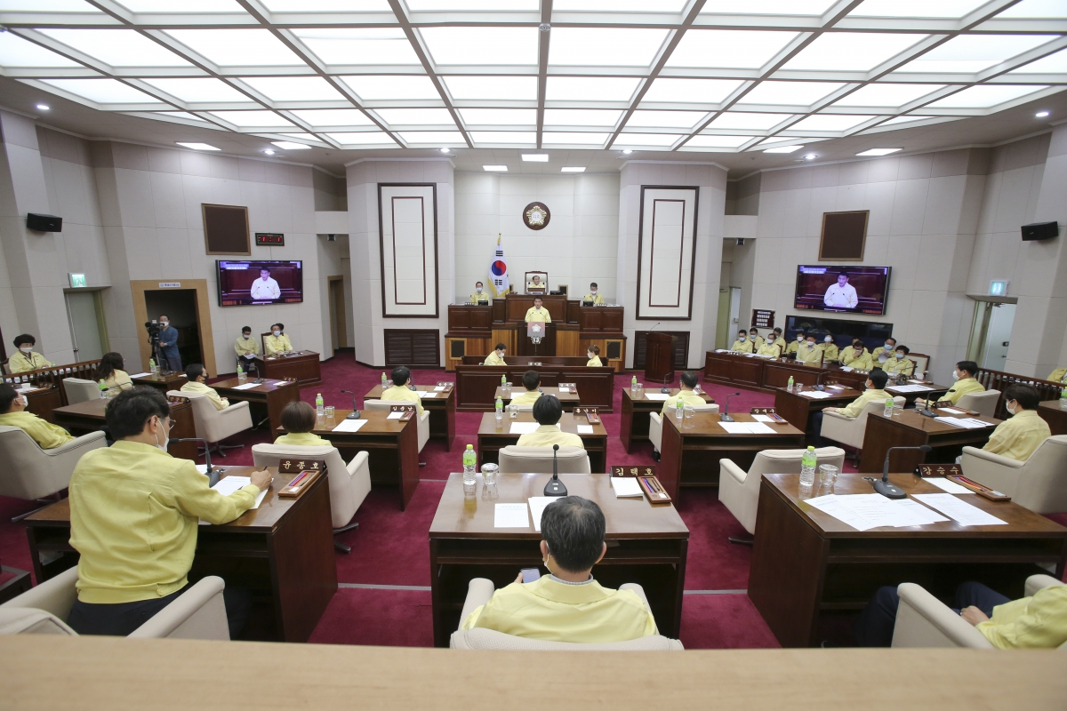 20200602-057[AP7U3335-제240회 구미시의회 제1차 정례회 제1차 본회의시 예산결산특별위원장에 호선된 장세구 의원 인사.jpg