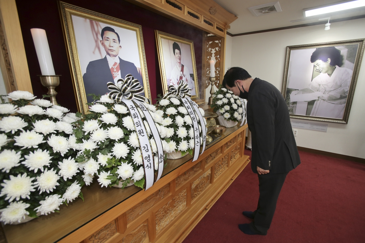 20200606-022[AP7U3851-현충일 추념 박정희 대통령 생가 참배.jpg