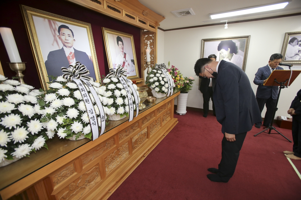 20200606-028[AP7U3837-현충일 추념 박정희 대통령 생가 참배.jpg