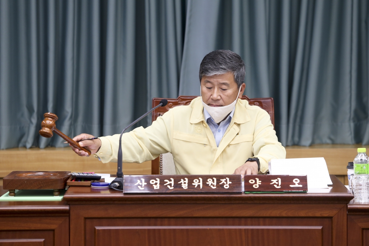 20200603-064[AP7U3533-제240회 구미시의회 제1차 정례회시 산업건설위원회 소관 행정사무감사 활동.jpg