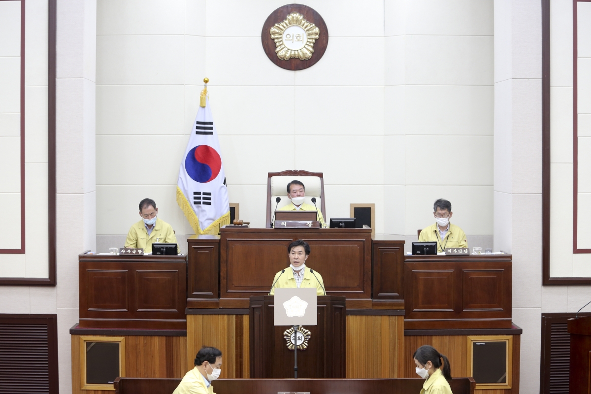 20200616-014[AP7U4360-제240회 제1차 정례회 제2차 본회의시 강승수 의회운영위원장 상임위원회 활동결과보고.jpg