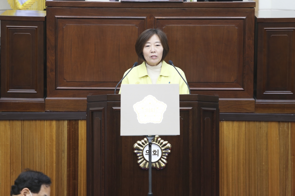20200616-016[AP7U4364-제240회 제1차 정례회 제2차 본회의시 김춘남 기획행정위원장 상임위원회 활동결과보고.jpg