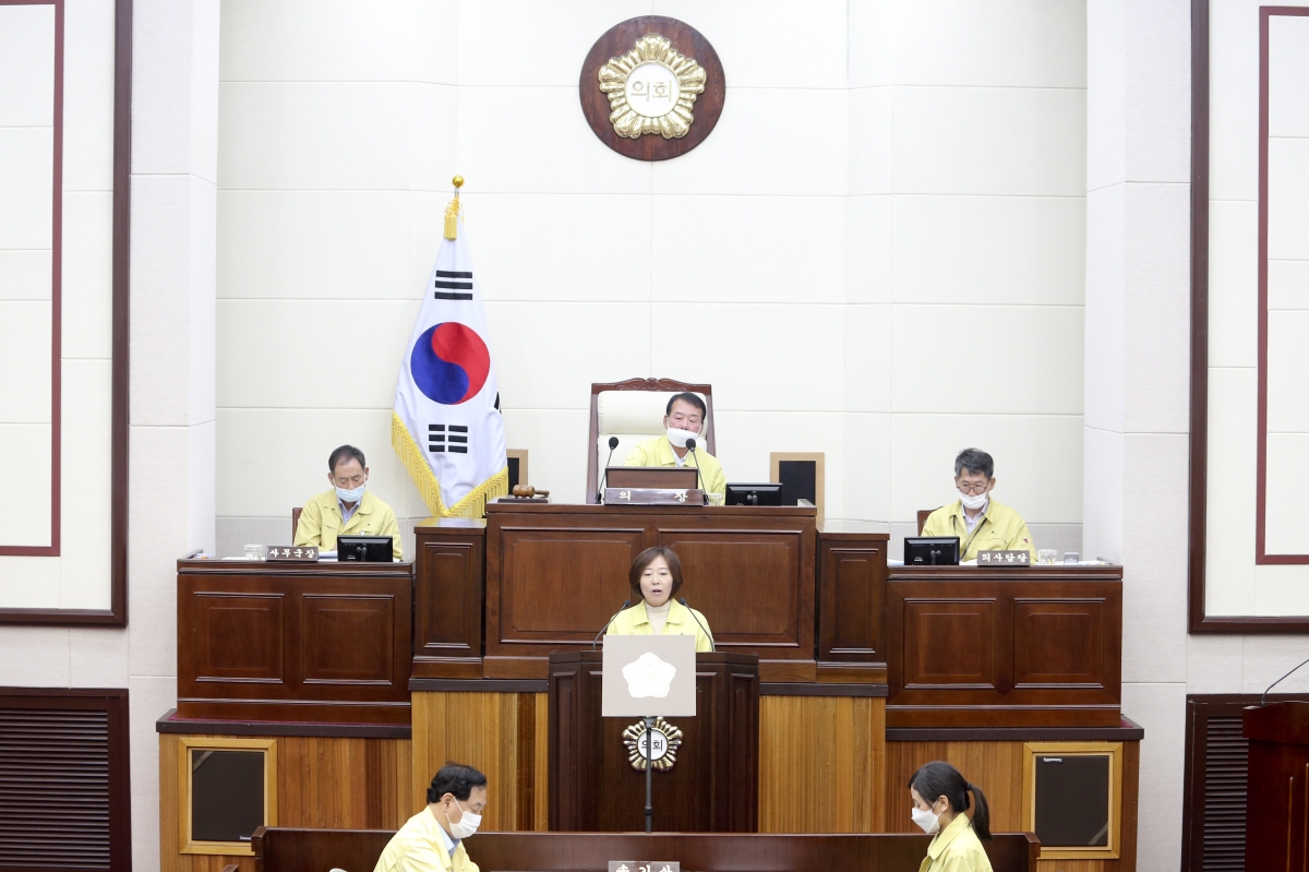 20200616-018[AP7U4378-제240회 제1차 정례회 제2차 본회의시 김춘남 기획행정위원장 상임위원회 활동결과보고.jpg