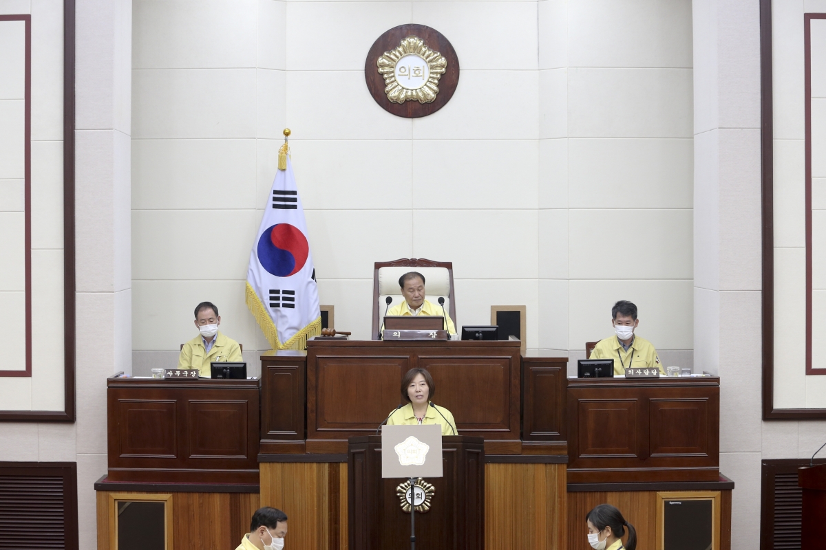 20200623-025[AP7U4889-제240회 제1차 정례회 제3차 본회의시 김춘남 기획행정위원장 2020년도 행정사무감사 결과보고.jpg