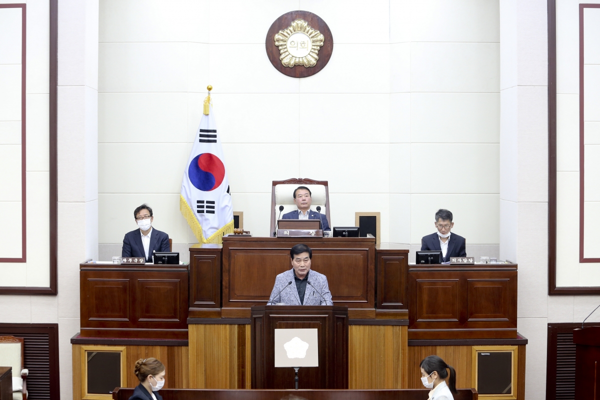 20200701-058[AP7U5389-제241회 임시회 제1차 본회의시 부의장선거에 당선된 안주찬 의원 당선인사.jpg