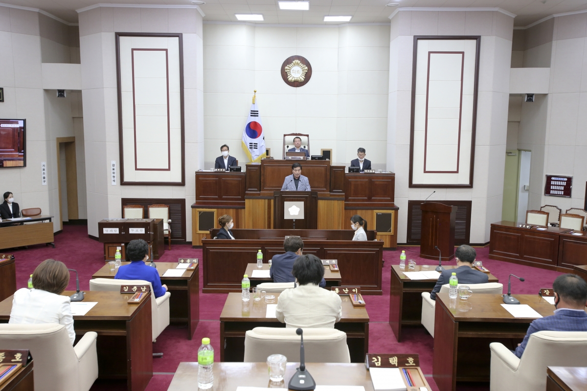 20200701-059[AP7U5391-제241회 임시회 제1차 본회의시 부의장선거에 당선된 안주찬 의원 당선인사.jpg