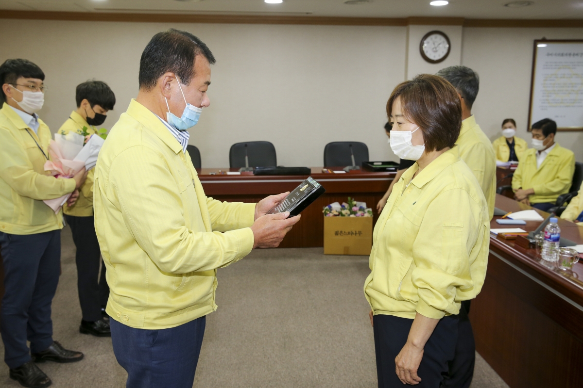 20200901-036[AP7U8268-전체의원 간담회-전반기 의장단 및 상임위원장 공로패 전달.JPG