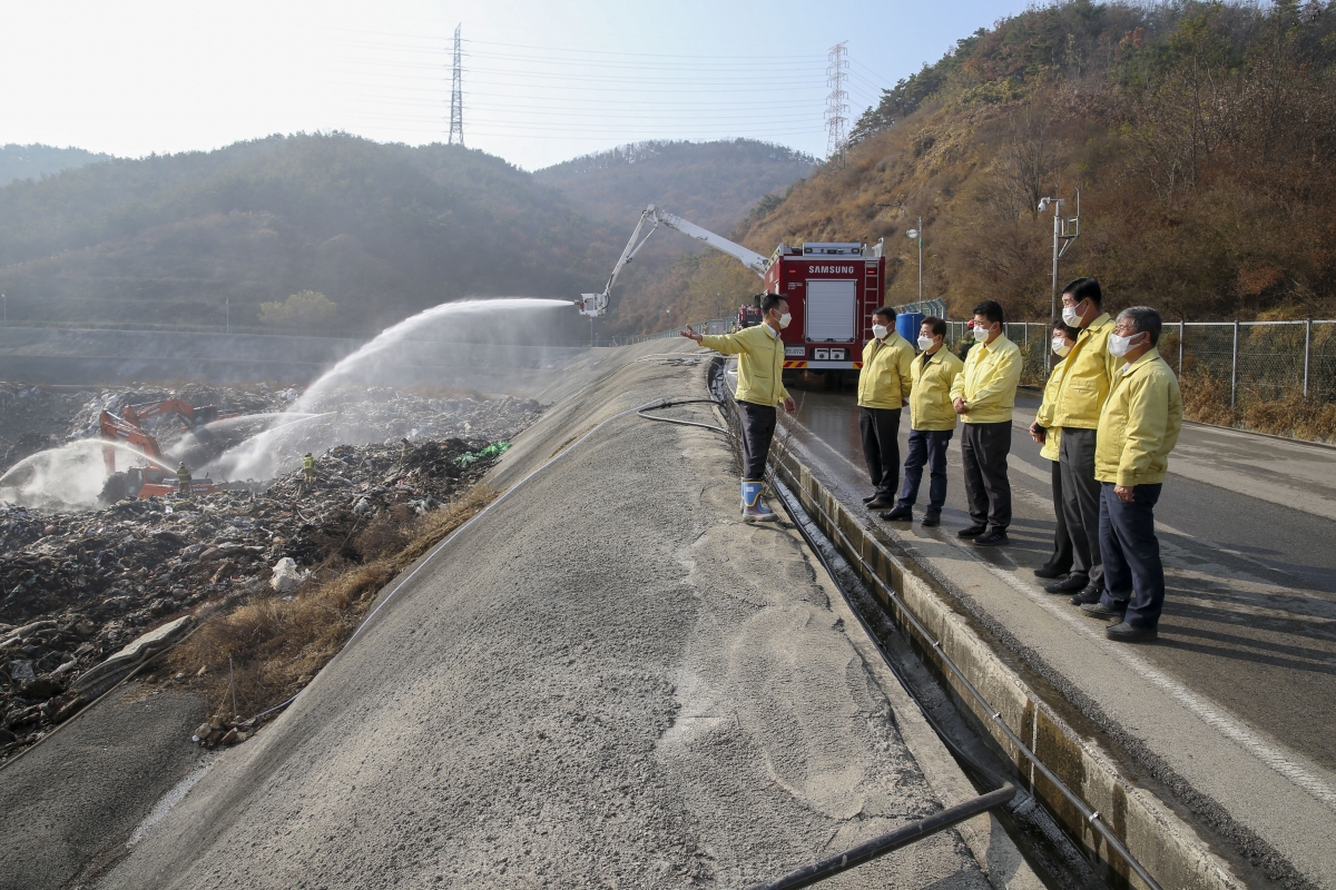 20201116-008[AP7U2964-폐회중 산업건설위원회 환경자원화시설 화재현장 방문.JPG