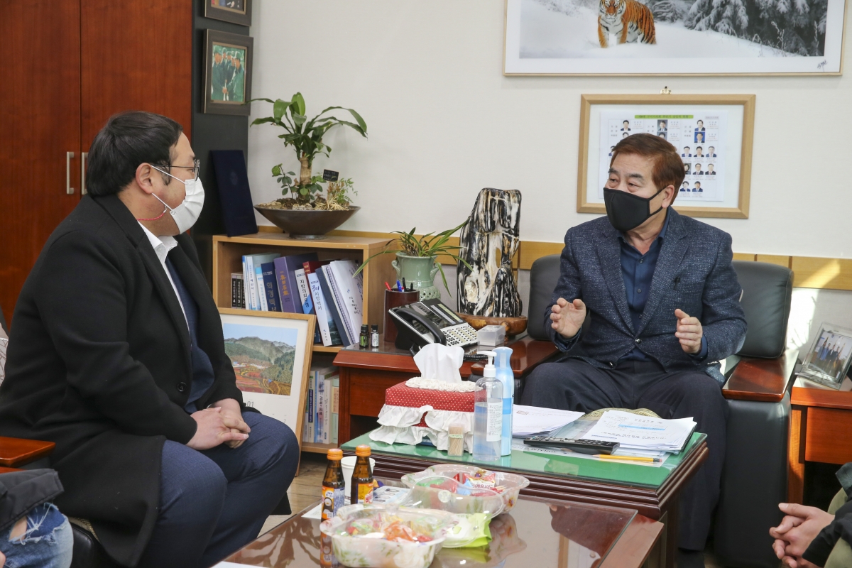 20201217-038[AP7U5331-금오공대 총학생회장단 일행 의회방문.JPG