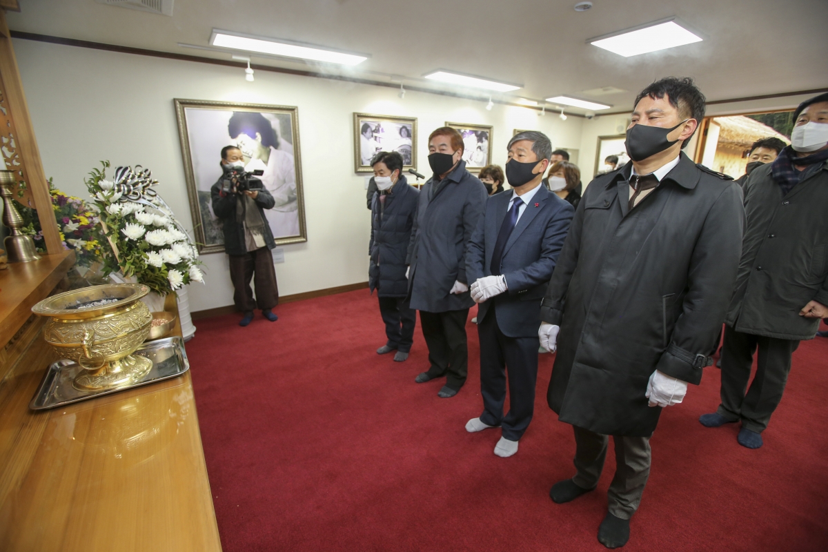 20210104-035[AP7U6132-2021 새해 박정희대통령 생가 참배.JPG