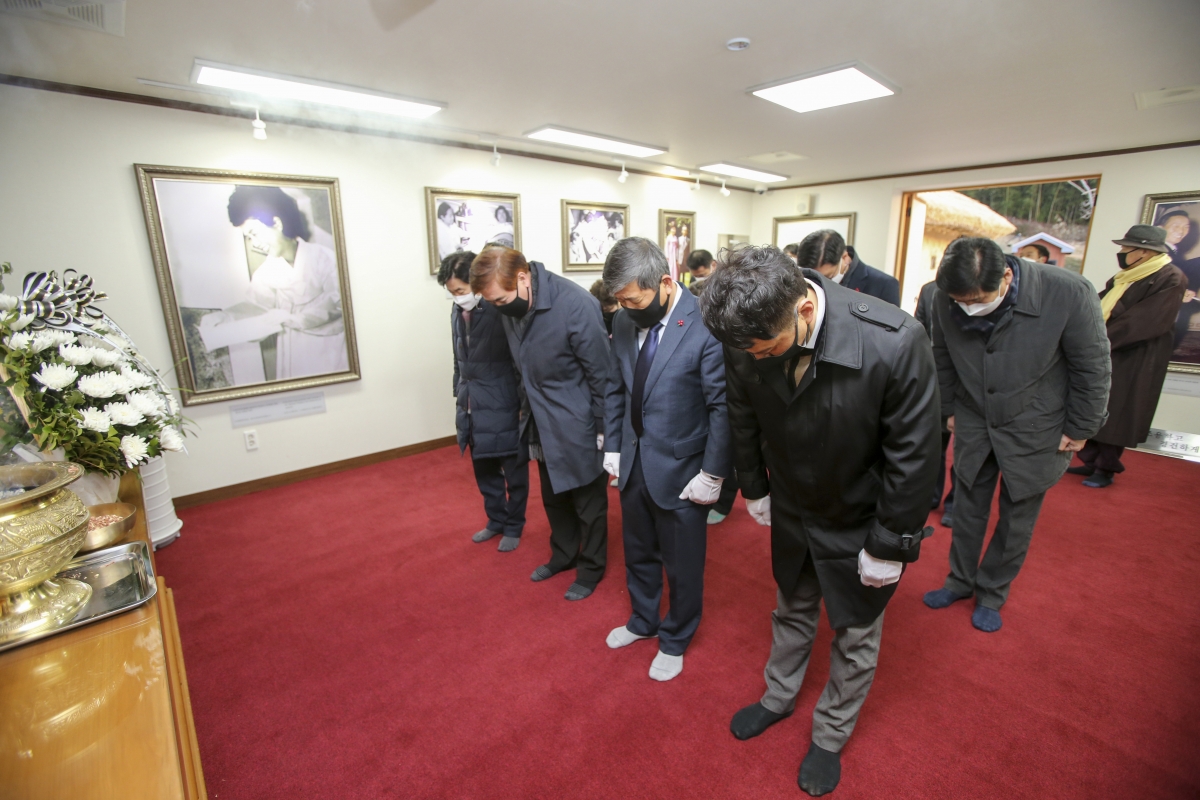 20210104-034[AP7U6131-2021 새해 박정희대통령 생가 참배.JPG