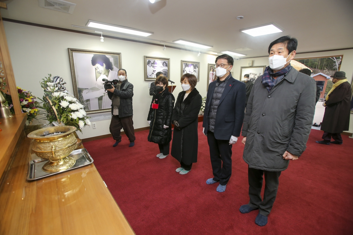 20210104-036[AP7U6136-2021 새해 박정희대통령 생가 참배.JPG