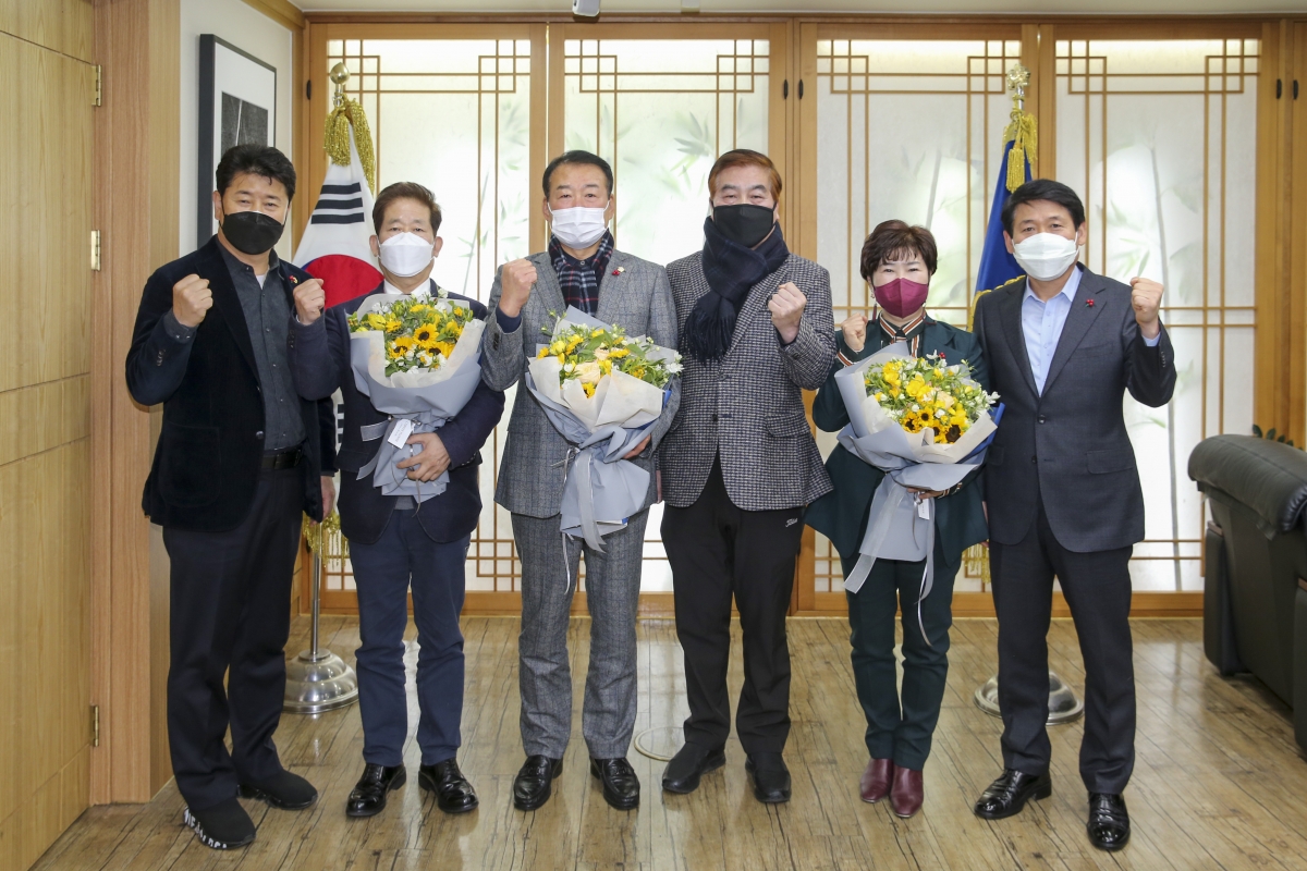 20210105-042[AP7U6245-2021 구미시의회 신년인사회-수상자 기념촬영.JPG