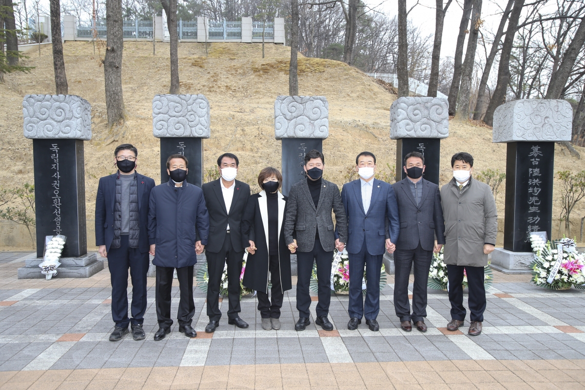 20210301-106[AP7U7773-3.1절 기념 선산 독립유공자비 13위 추념.jpg
