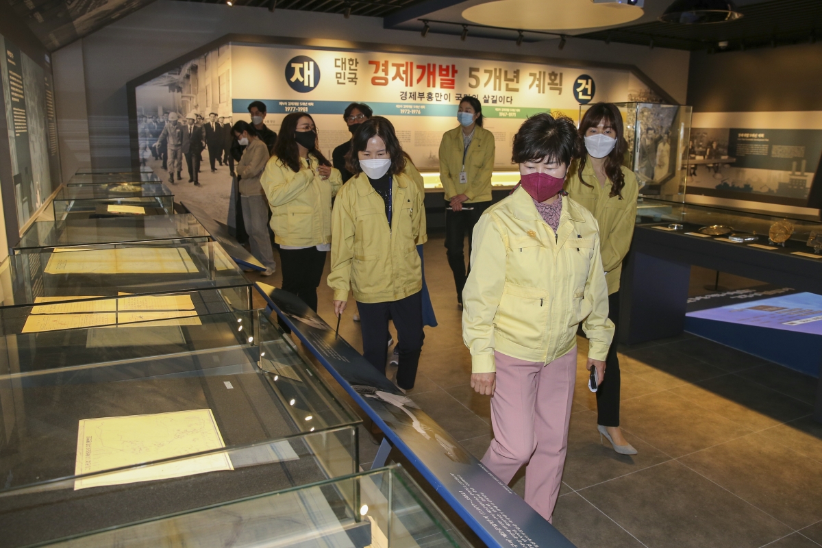 20210413-042[AP7U0197-제248회 임시회 기획행정위원회 박정희대통령역사자료관 방문.jpg