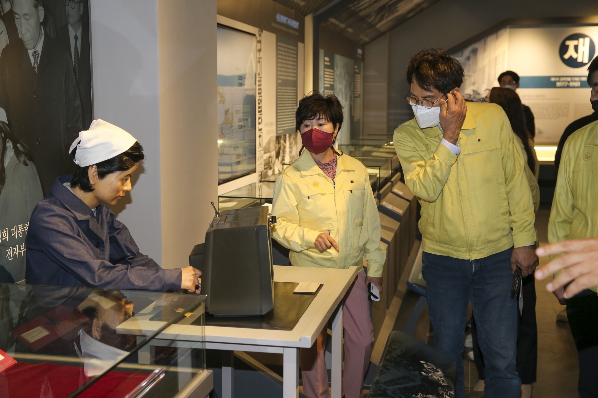 20210413-045[AP7U0203-제248회 임시회 기획행정위원회 박정희대통령역사자료관 방문.jpg