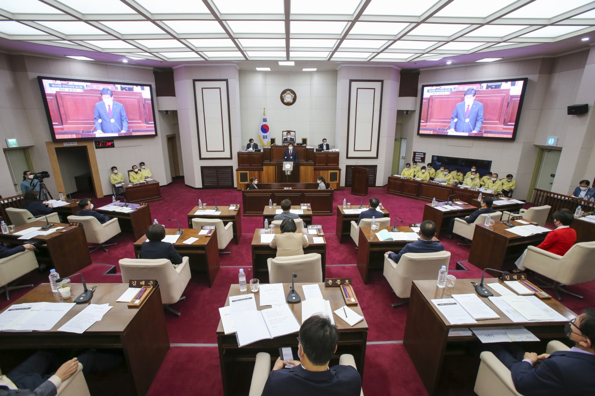 20210414-024[AP7U0375-제248회 임시회 제2차 본회의시  김영길 산업건설위원회 부위원장 상임위원회 활동결과보고.jpg