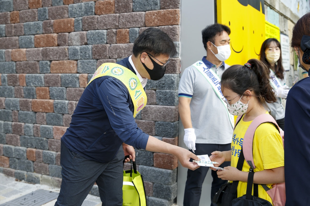20210622-017[_P7U1688-구미녹색어머니연합회 초등학교 등굣길 교통안전 캠페인.jpg