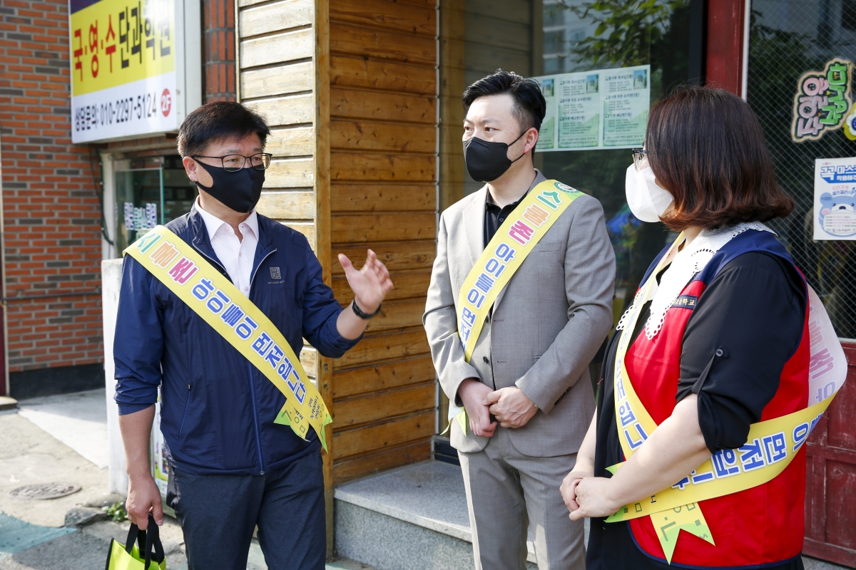 20210622-033[_P7U1730-구미녹색어머니연합회 초등학교 등굣길 교통안전 캠페인.jpg