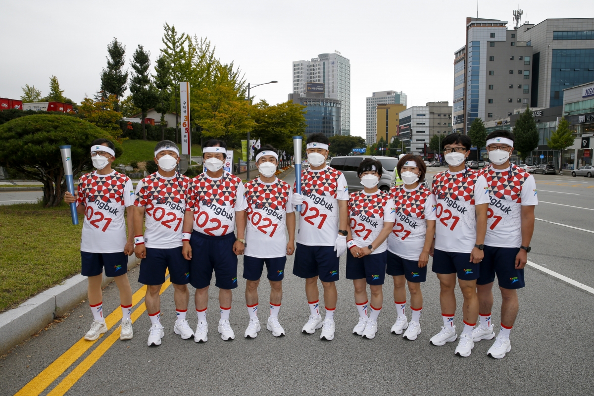 20211008-060[_P7U6902-전국체전 성화 봉송.jpg