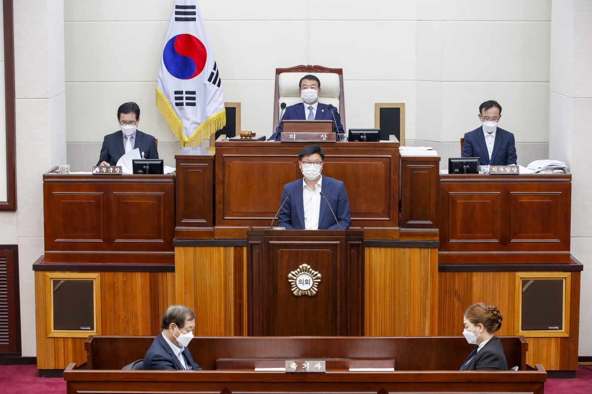 20211125-031[_P7U1321-제254회 정례회 제1차 본회의시 예산결산특별위원장에 호선된 김낙관 의원 인사.jpg