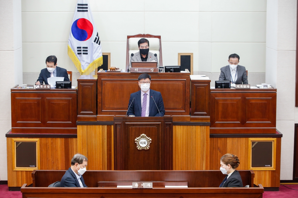 20211213-019[_P7U3113-제254회 정례회 제2차 본회의시 김낙관 예산결산특별위원장 2022년도 예산안 및 기금운용계획안 심사결과보고.jpg