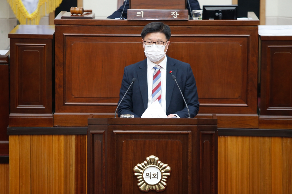 20220118-037[_P7U5879-제255회 임시회 제1차 본회의시 전국체육대회 행정사무감사특별위원장에 호선된 김낙관 의원 인사.jpg