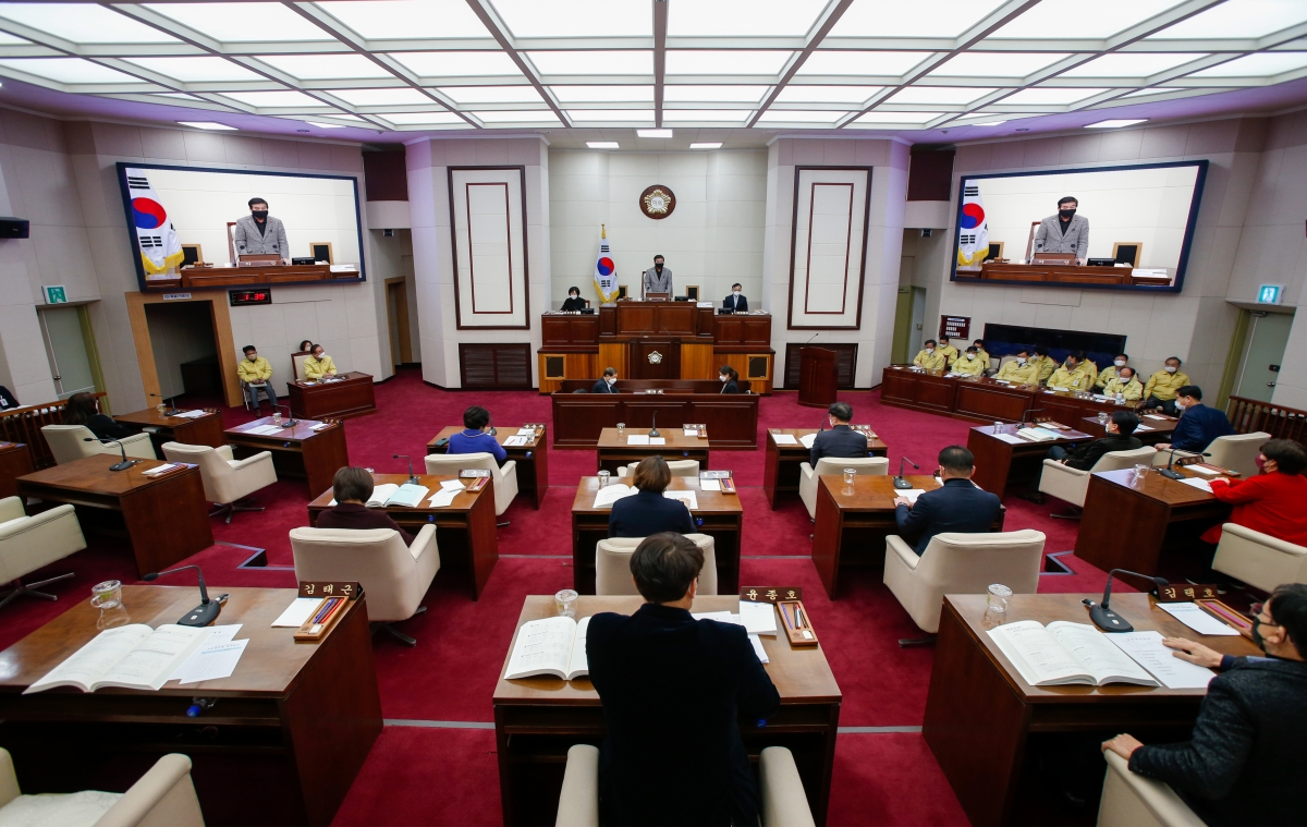 20220120-001[_P7U6125-제255회 임시회 제2차 본회의시 안주찬 부의장 회의주재-1.jpg