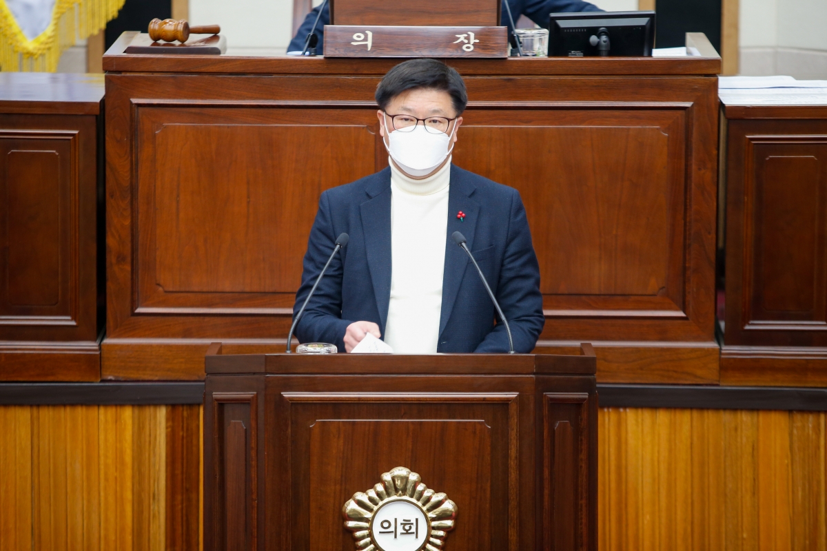 20220125-014[_P7U6721-제255회 임시회 제4차 본회의시 김낙관 행정사무조사특별위원장 계획서 승인안 제안설명.jpg