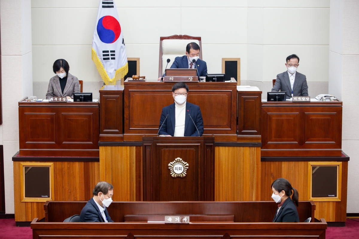 20220125-015[_P7U6723-제255회 임시회 제4차 본회의시 김낙관 행정사무조사특별위원장 계획서 승인안 제안설명.jpg