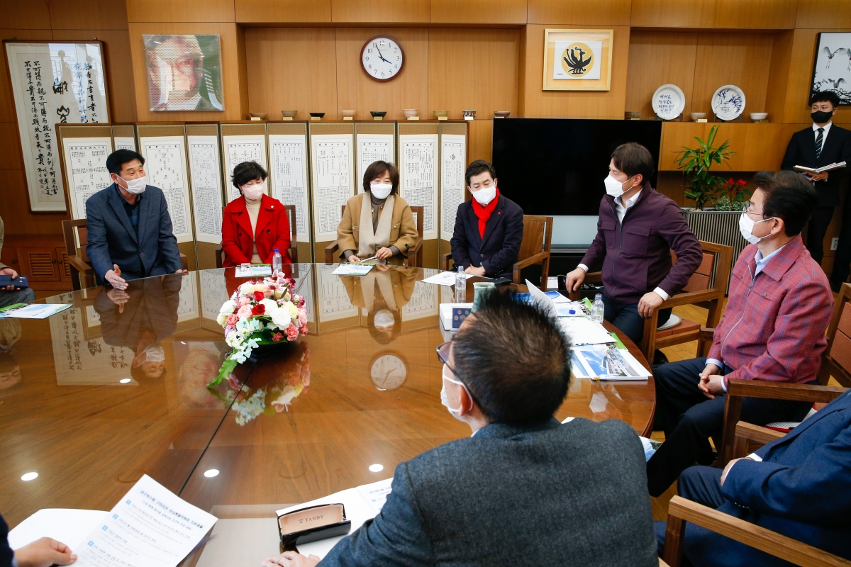 20220214-028[_P7U7178-폐회중 대구취수원구미이전반대특별위원회 이철우 경북도지사 방문.jpg