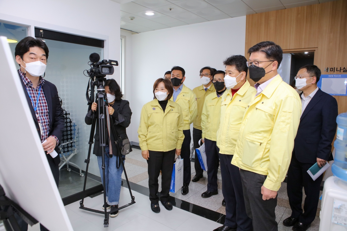 20220317-054[IMG_0393-제256회 임시회시 산업건설위원회 구미전자정보기술원 현장 방문.jpg