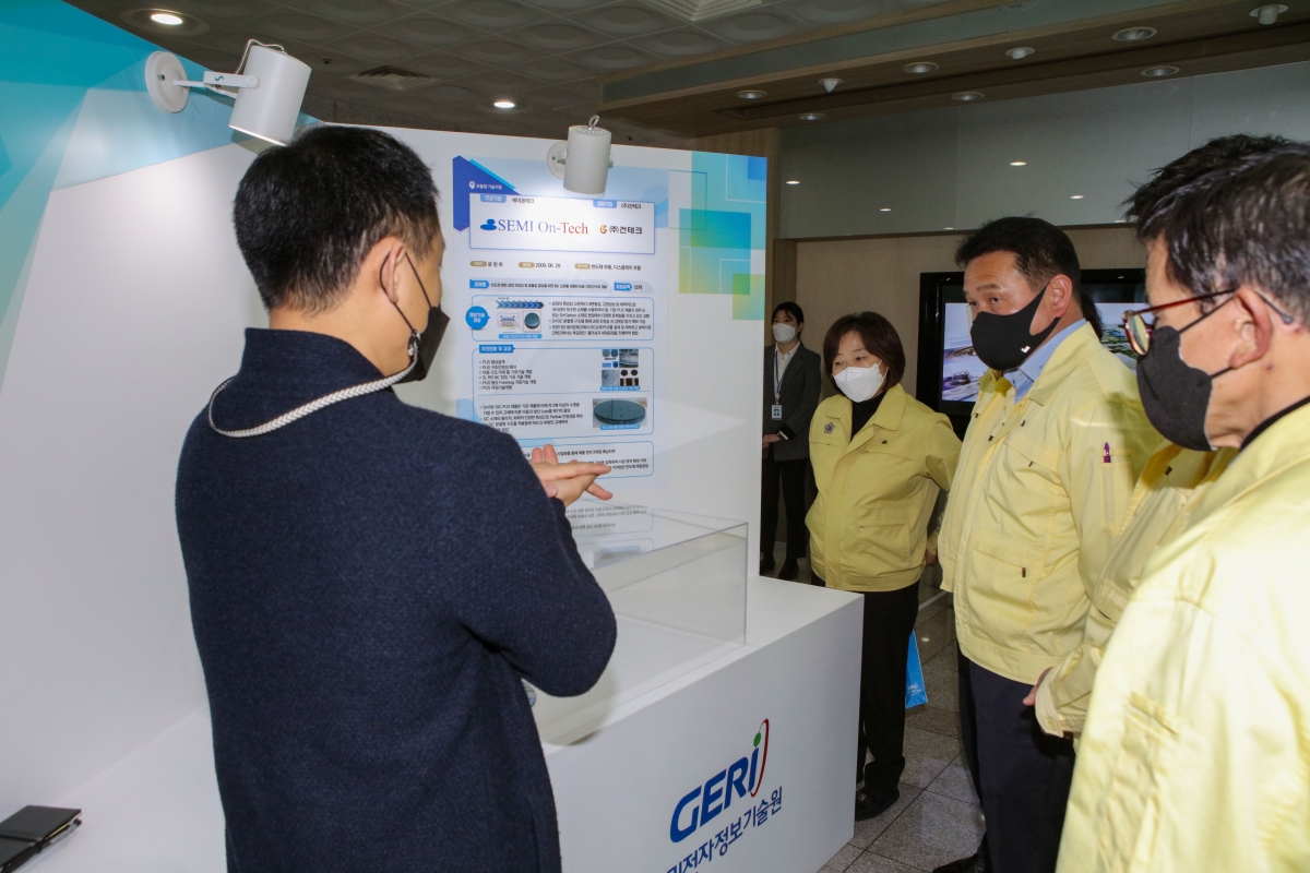 20220317-065[IMG_0418-제256회 임시회시 산업건설위원회 구미전자정보기술원 현장 방문.jpg