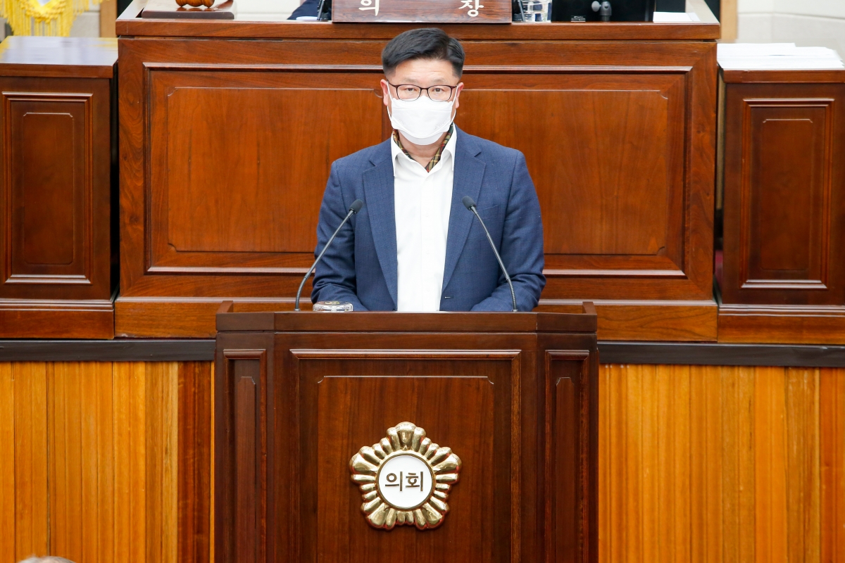 20220321-018[_P7U9203-제256회 임시회 제2차 본회의시 김낙관 의원 경북·구미 방산혁신클러스터 유치를 위한 결의문 채택의건 제안설명.jpg