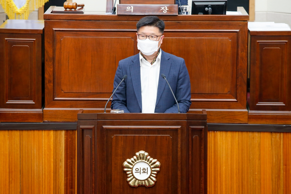 20220321-019[_P7U9208-제256회 임시회 제2차 본회의시 김낙관 의원 경북·구미 방산혁신클러스터 유치를 위한 결의문 채택의건 제안설명.jpg