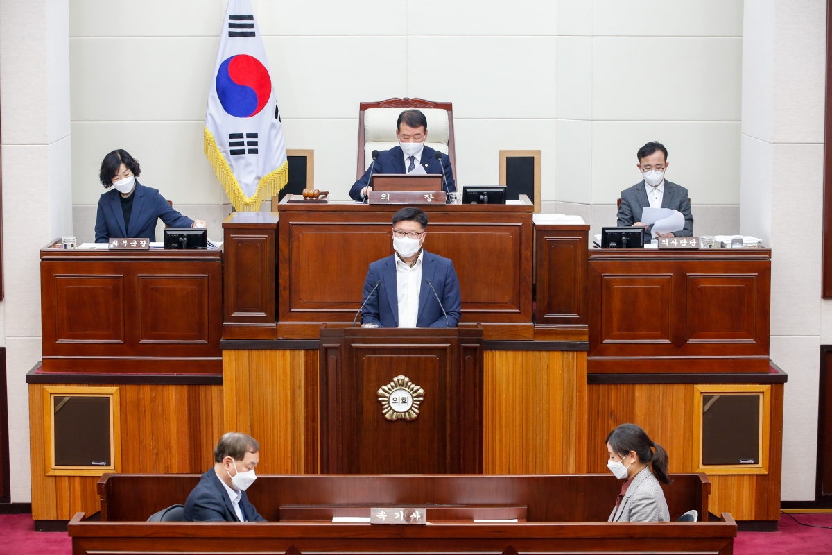 20220321-020[_P7U9210-제256회 임시회 제2차 본회의시 김낙관 의원 경북·구미 방산혁신클러스터 유치를 위한 결의문 채택의건 제안설명.jpg