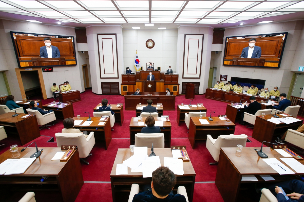 20220321-021[_P7U9212-제256회 임시회 제2차 본회의시 김낙관 의원 경북·구미 방산혁신클러스터 유치를 위한 결의문 채택의건 제안설명 복사.jpg