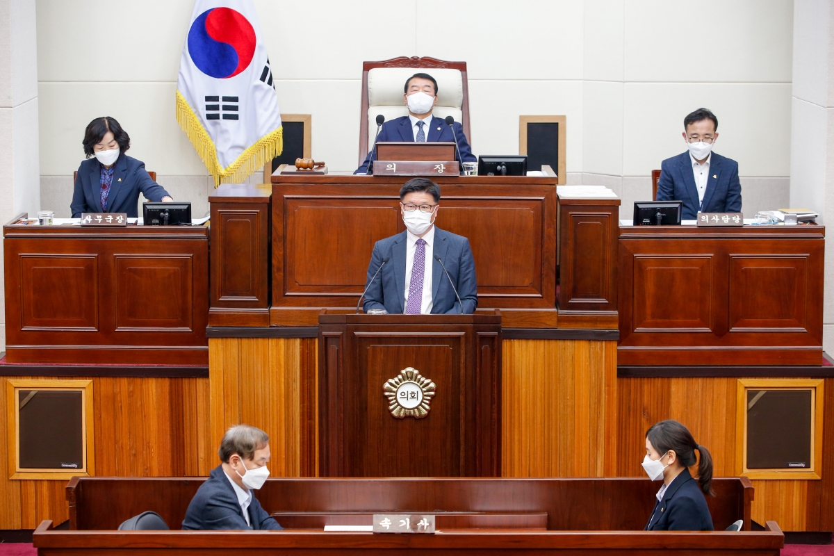 20220419-023[_P7U0487-제257회 임시회 제2차 본회의시  김낙권 행정사무조사특별위원장 특별위원회 결과보고서 및 감사원 감사청구의 건 제안설명.JPG