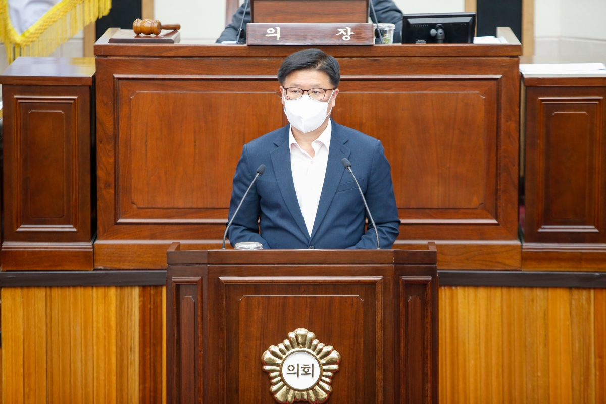 20220608-021[_P7U1471-제258회 임시회 제2차 본회의시 김낙관 산업건설위원장 상임위원회 활동결과보고.JPG