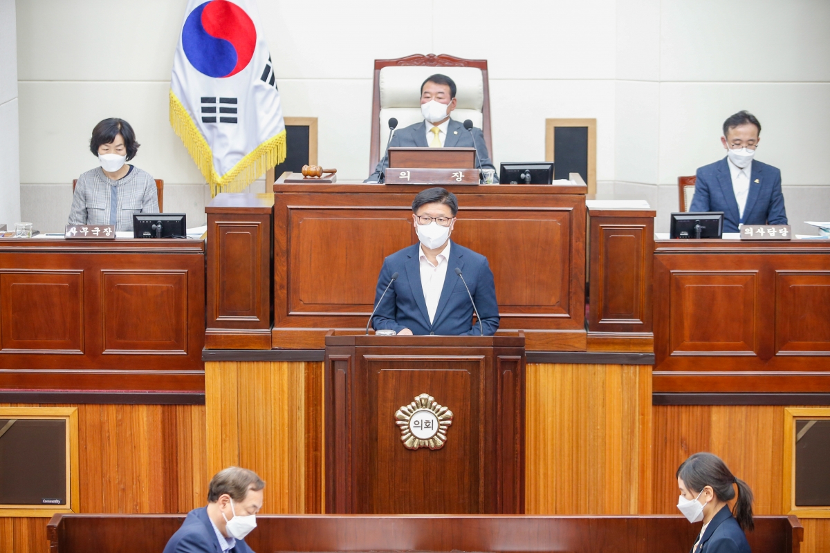 20220608-023[_P7U1479-제258회 임시회 제2차 본회의시 김낙관 산업건설위원장 상임위원회 활동결과보고.JPG