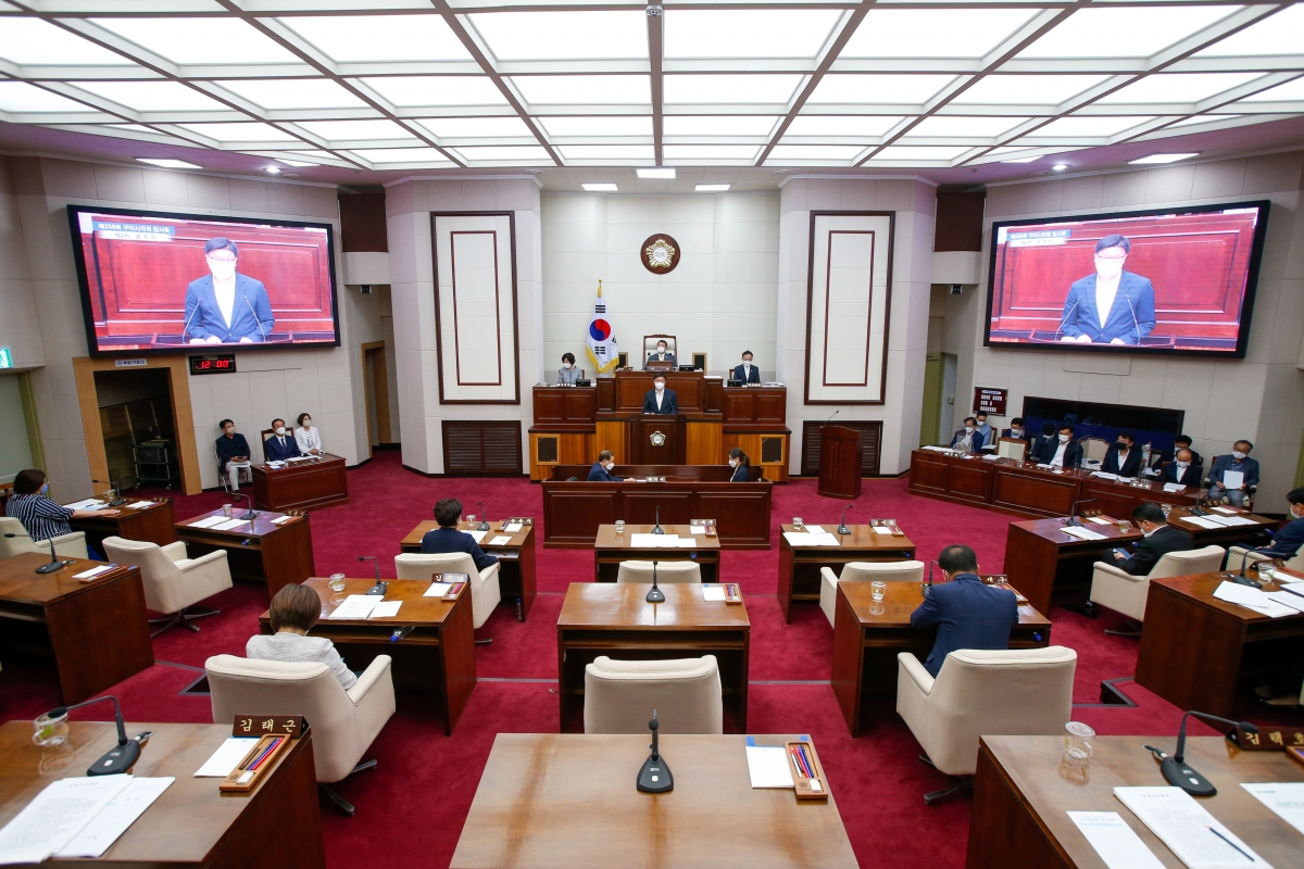 20220608-024[_P7U1480-제258회 임시회 제2차 본회의시 김낙관 산업건설위원장 상임위원회 활동결과보고.JPG