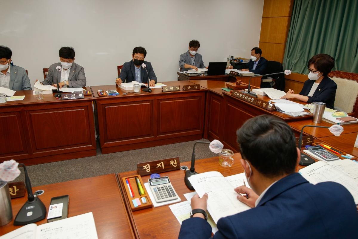 20220713-048[_P7U4329-제260회 임시회시 기획행정위원회 소관 2022년도 주요업무 보고의 건 활동.JPG