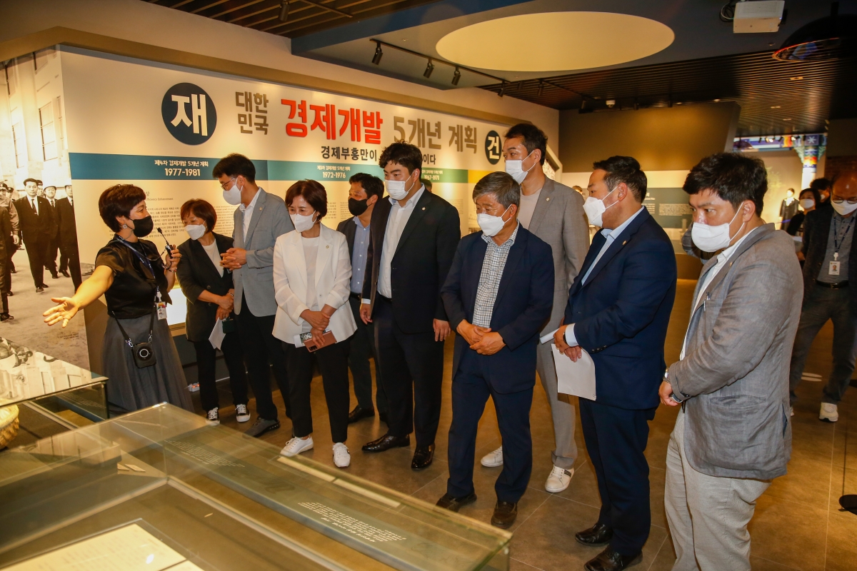 20220719-127[_P7U6050-제260회 임시회 기획행정위원회 박정희대통령 역사자료관 현장방문.JPG