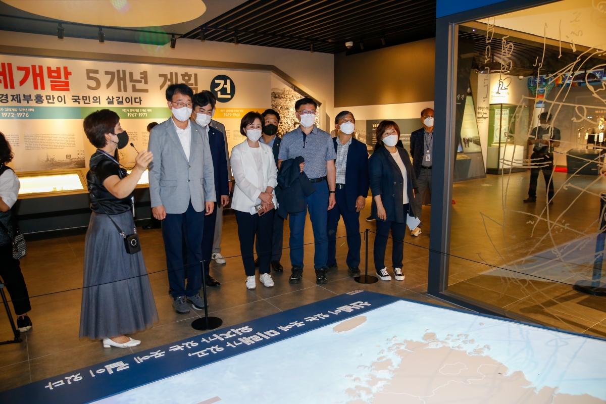 20220719-125[_P7U6043-제260회 임시회 기획행정위원회 박정희대통령 역사자료관 현장방문.JPG