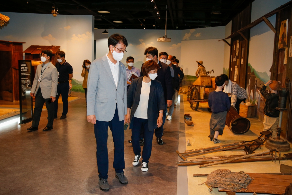 20220719-163[_P7U6151-제260회 임시회 기획행정위원회 새마을운동 테마공원 현장방문.JPG