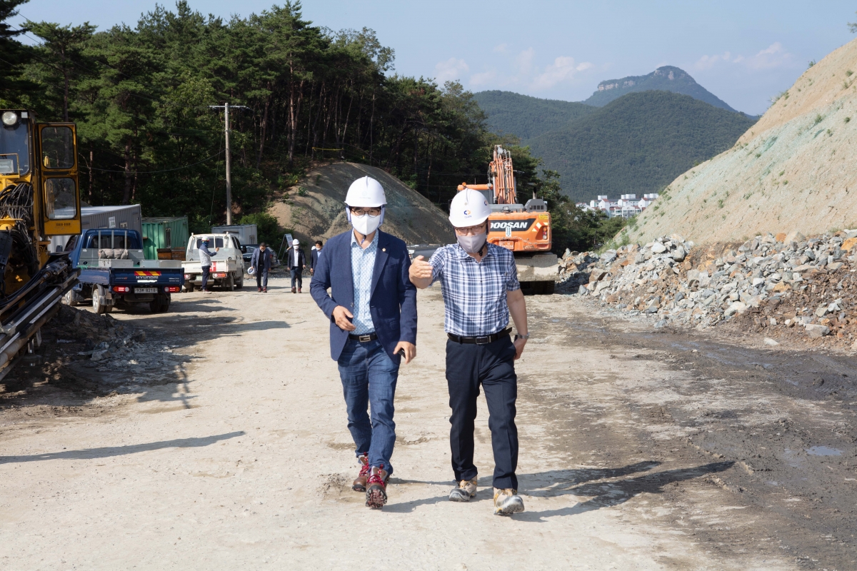 20220719-213[IMG_1720-제260회 임시회 산업건설위원회 구평-칠곡중리간 직주연계도로 개설공사 현장방문.JPG