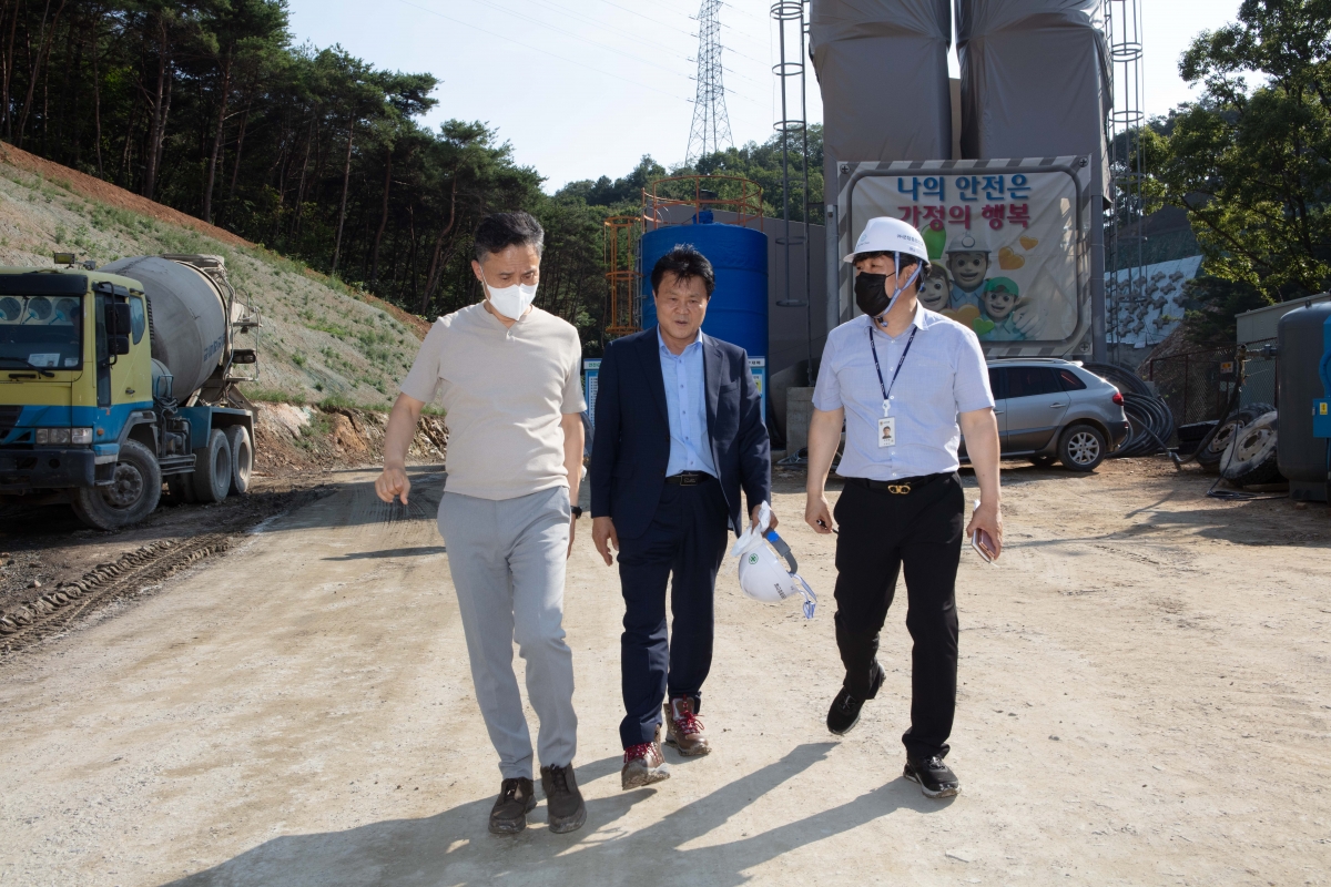 20220719-231[IMG_1756-제260회 임시회 산업건설위원회 구평-칠곡중리간 직주연계도로 개설공사 현장방문.JPG