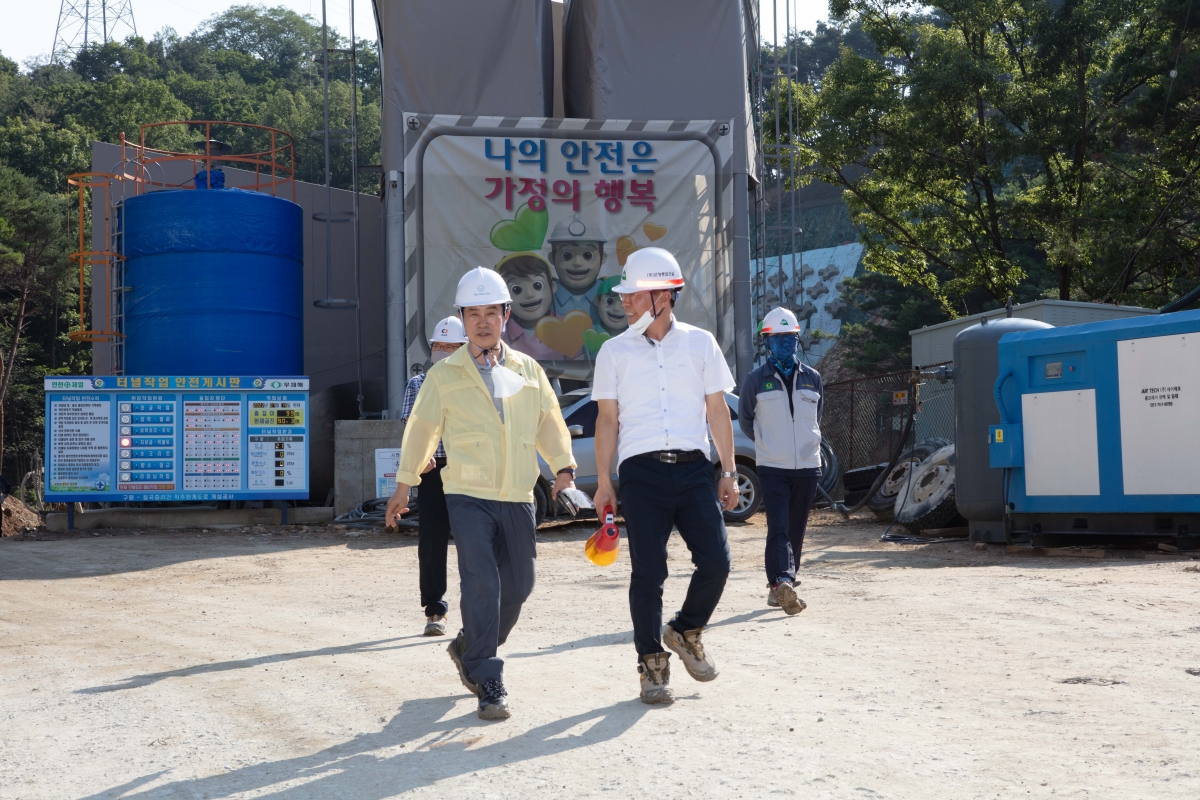 20220719-240[IMG_1767-제260회 임시회 산업건설위원회 구평-칠곡중리간 직주연계도로 개설공사 현장방문.JPG
