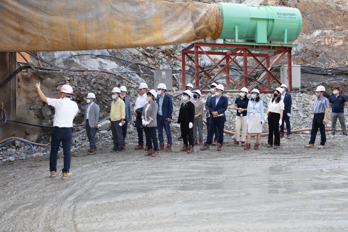 20220719-221[IMG_1736-제260회 임시회 산업건설위원회 구평-칠곡중리간 직주연계도로 개설공사 현장방문.JPG