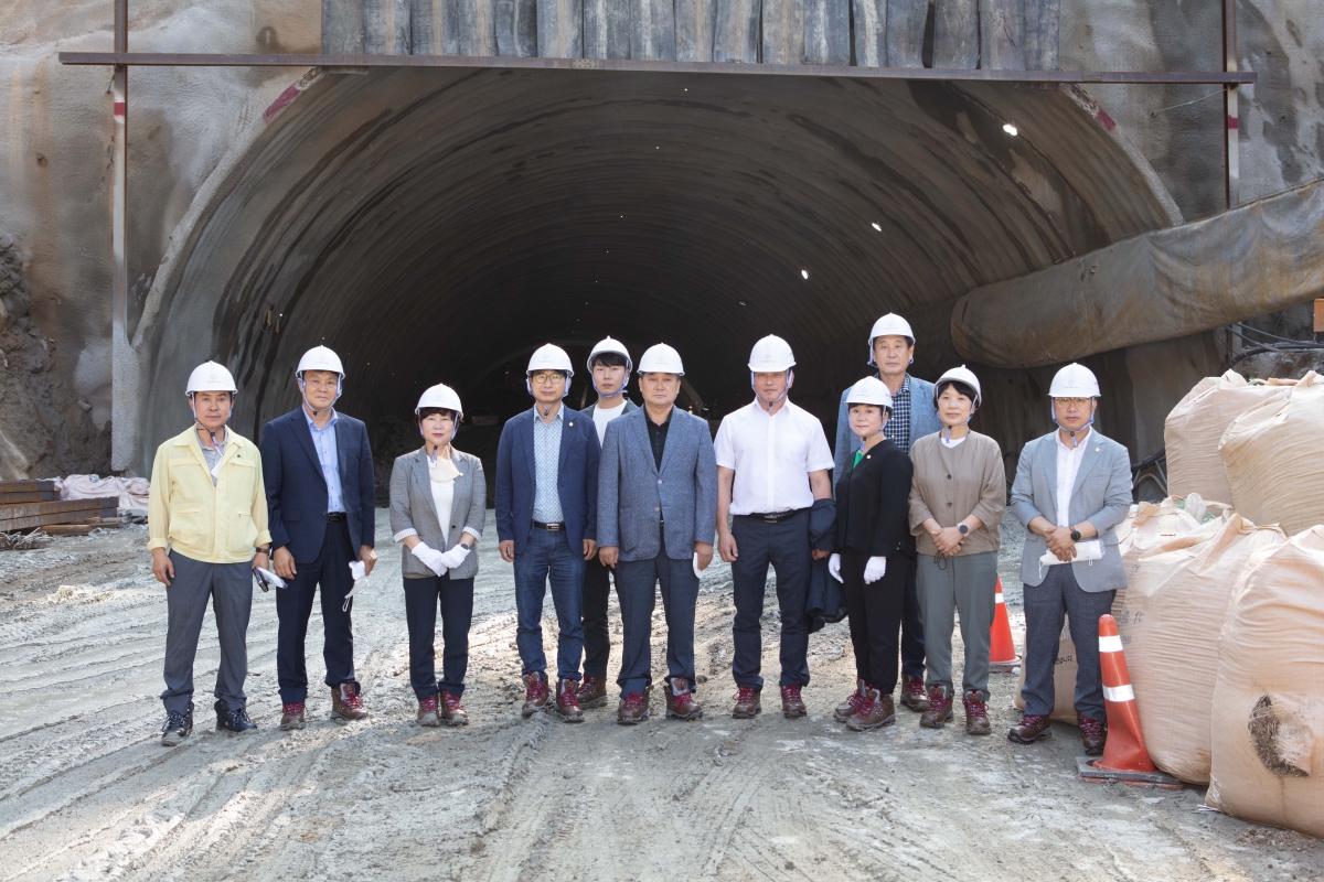 20220719-228[IMG_1749-제260회 임시회 산업건설위원회 구평-칠곡중리간 직주연계도로 개설공사 현장방문.JPG